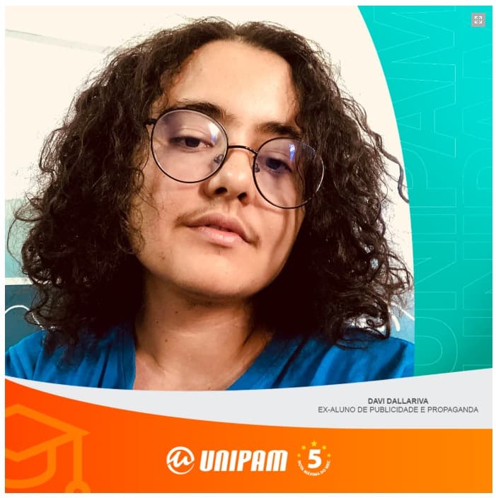 Close-up de um jovem com cabelo cacheado e óculos redondos, com o fundo da marca UNIPAM e texto sobre um ex-aluno lançando um romance.